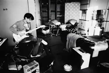 radiohead-jonny-greenwood-das-all-alone-in-a-big-old-house
