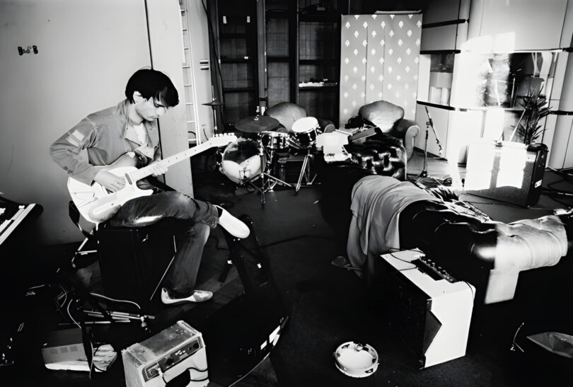 radiohead-jonny-greenwood-das-all-alone-in-a-big-old-house