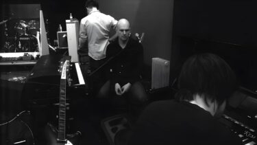 phil-listening-radiohead-com-das